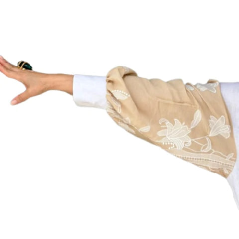 Blouse-en-lin-avec-manche-bouffante-en-broderie-anglaise-2.webp